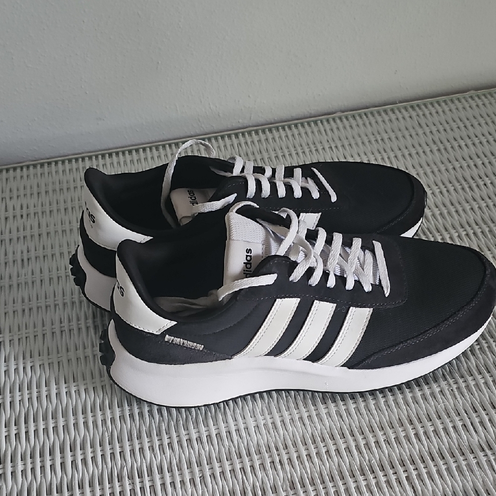 LIKE NEW! Iconic Adidas Classic Black and White Sneakers. M-8.5/W-10. - Picture 5 of 12